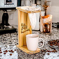 Soporte de café de goteo de una sola porción de madera, 'Peaceful Scents' - Soporte de café de goteo de una sola porción de madera de pino con temática de perezosos