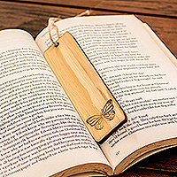 Holz-Lesezeichen „Magische Worte“ – handgefertigtes Lesezeichen aus Kiefernholz mit tropischem Schmetterlingsmotiv