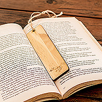 Holz-Lesezeichen „Lucky Words“ – handgefertigtes Lesezeichen aus Kiefernholz mit tropischem Froschmotiv