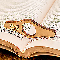 Seitenhalter aus Holz, „Magical Reading“ – handgefertigter Seitenhalter aus Kiefernholz mit tropischem Schmetterlingsmotiv