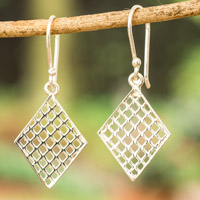 Pendientes colgantes de plata de ley, 'Diamante etéreo' - Pendientes colgantes en forma de diamante con estampado geométrico pulido