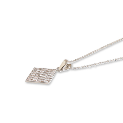 Halskette mit Anhänger aus Sterlingsilber - Polierte, rautenförmige Halskette mit geometrischem Muster