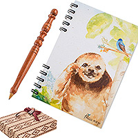 Set de regalo seleccionado - Set de regalo curado con bolígrafo de madera y diario de papel con temática de perezosos
