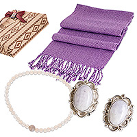 Kuratiertes Geschenkset „Lilac Luxury“ – handgefertigtes Geschenkset aus Baumwollschal und Edelsteinschmuck