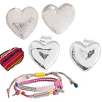 Kuratiertes Geschenkset „Heart Connection“ – Kuratiertes Herz-Geschenkset mit 2 Paar Ohrringen und 2 Armbändern