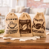 Naturfaser-Kordelzugbeutel, „Guatemaltekischer Kaffee“ (3er-Set) – Set mit 3 bedruckten Naturfaser-Kordelzugbeuteln mit Kaffeemotiv