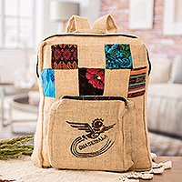 Rucksack aus Naturfaser, „Quetzal Journey“ – Handgefertigter Rucksack aus Quetzal-Jutefaser mit Siebdruck