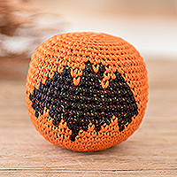 Baumwoll-Hacky-Sack, „Playful Bat“ – Gehäkelter Baumwoll-Hacky-Sack mit Fledermausmotiv in Orange und Schwarz