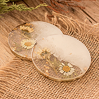 Harzuntersetzer, „Ethereal Blooming“ (Paar) – Paar handgefertigte, florale, runde, weiße Harzuntersetzer