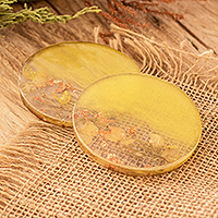 Harzuntersetzer, „Prosperous Blooming“ (Paar) – Paar handgefertigte florale runde gelbe Harzuntersetzer