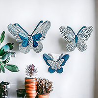 Wandkunst aus Stahl, „Back to Heaven“ (3er-Set) – Set aus 3 handbemalten blauen Wandkunst aus Stahl in Schmetterlingsform