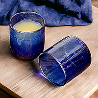 Vasos de jugo soplados a mano, 'Azul profundo' (par) - Vasos de jugo azul reciclados y soplados a mano ecológicos (par)