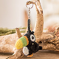 Gehäkelter Baumwoll-Schlüsselanhänger „Playful Toucan“ – Gehäkelter Tukan-Schlüsselanhänger aus 100 % Baumwolle mit Nickelring