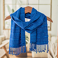 Rayon-Schal, „Blue Reflections“ – Blauer Schal mit Fransen, handgewebt aus Rayon in Guatemala