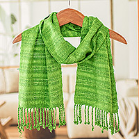 Rayon-Schal, „Green Reflections“ – handgewebter Rayon-Schal aus Bambus mit Fransen in Grün