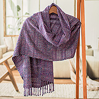 Bufanda de algodón, 'Mystic Magenta' - Bufanda de algodón con flecos texturizados en color morado tejida a mano en Guatemala