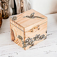 Deko-Box aus Holz, „Harmonious Traces“ – handgeschnitzte Deko-Box aus Kiefernholz mit Kolibri-Motiv