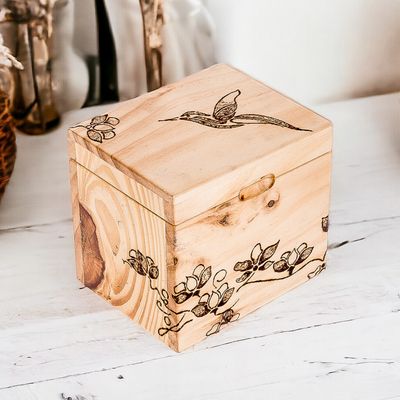 Caja decorativa de madera de pino con temática de colibrí tallada