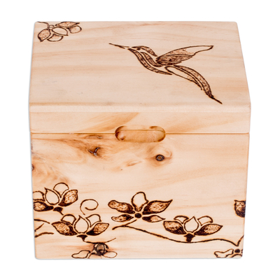 Caja decorativa de madera de pino con temática de colibrí tallada a mano,  'Rastros armoniosos