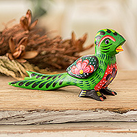 Estatuilla de madera, 'Regal Quetzal' - Estatuilla de quetzal de madera de pino verde pintada a mano floral