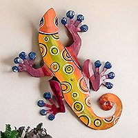Arte de pared de acero, 'Lagarto festivo' - Arte de pared de acero de lagarto tropical pintado a mano de El Salvador