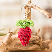 Gehäkelter Baumwoll-Schlüsselanhänger „Süße Erdbeere“ – Gehäkelter Erdbeer-Schlüsselanhänger aus 100 % Baumwolle aus Guatemala