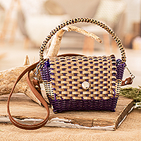 Bolso bandolera tejido a mano, 'Golden Elegance' - Bolso con asa de cordón de vinilo reciclado tejido a mano en color beige púrpura