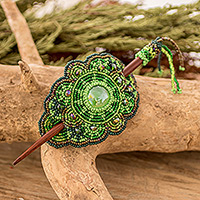 Haarnadel mit Glasperlen, „Eden's Green Beauty“ – handgefertigte Haarnadel aus grün getöntem Holz und Glasperlen