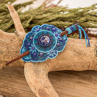 Haarnadel mit Glasperlen, „Eden's Blue Beauty“ – handgefertigte Haarnadel aus blau getöntem Holz und Glasperlen