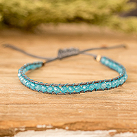 Armband aus Glasperlen, „Aquatic Splendor“ – Verstellbares Armband aus blauen und grauen Glasperlen