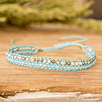 Armband mit Kristallperlen, „River Way“ – handgefertigtes Armband mit blauen und weißen Kristallperlen