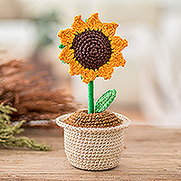 Gehäkelter Deko-Akzent aus Baumwolle, „Sunflower Spell“ – Gehäkelte Sonnenblume aus Baumwolle im dekorativen Pflanzgefäß-Akzent