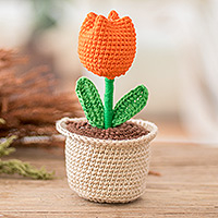 Deko-Akzent aus gehäkelter Baumwolle, „Tulip Love“ – Gehäkelte orangefarbene Tulpe aus Baumwolle im dekorativen Pflanzgefäß-Akzent