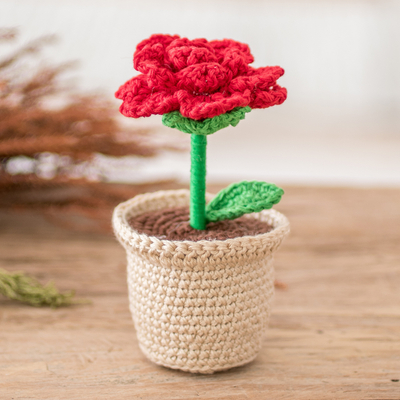 Dekorativer Akzent aus gehäkelter Baumwolle - Gehäkelte rote Rose aus Baumwolle im Pflanzgefäß, dekorativer Akzent