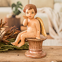 Escultura de cerámica, 'Querubín de la bondad' - Escultura de cerámica dorada pintada a mano de querubín juguetón