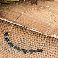 Halskette mit Jade-Anhänger, „Maya Splendor“ – Halskette mit Anhänger aus 925er Silber mit ovalen dunkelgrünen Jadesteinen