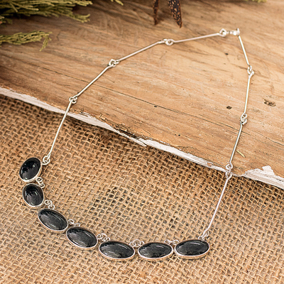 Halskette mit Jade-Anhänger - Halskette mit Anhänger aus 925er Silber mit ovalen dunkelgrünen Jadesteinen