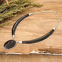 Halskette mit Jade-Anhänger, „Nocturnal Maya Elegance“ – Halskette mit ovalem Anhänger aus Sterlingsilber und schwarzer Jade