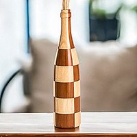 Jarrón decorativo de madera de caoba y palo blanco, 'Sylvan Elegance' - Jarrón decorativo de madera de caoba y palo blanco en forma de botella