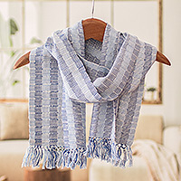 Bufanda de algodón, 'Tzutujil Heaven' - Bufanda de algodón con flecos blancos y azules tejida a mano a rayas