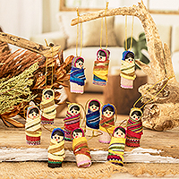 Holzornamente „Happy Folk“ (12er-Set) - Handgefertigte Sorgenpuppen-Ornamente aus Holz und Baumwolle (12er-Set)