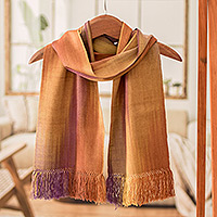 Rayon-Schal, „Iridescent Sunset“ – handgewebter Schal aus Bambus-Rayon in Orange und Lila mit Fransen
