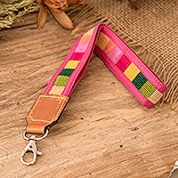Schlüsselanhänger aus Baumwolle mit Lederakzent, „Colorful Charm“ – handgewebter Schlüsselanhänger aus rosafarbenem Baumwollband mit Lederakzent