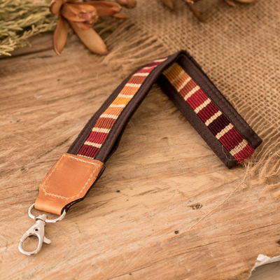 Schlüsselband aus Baumwolle mit Lederakzent, „Tropical Autumn“ – Handgewebtes Schlüsselband aus Baumwolle mit Lederakzent in Rot und Orange