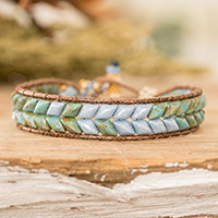 Armband aus Glasperlen, „Celestial Current“ – handgefertigtes Armband aus blauen und grünen Glasperlen
