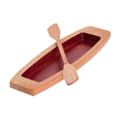 Holz-Catall, „Passionate Journey“ – handgeschnitzter Boots-Catall aus bemaltem rotem Zedernholz