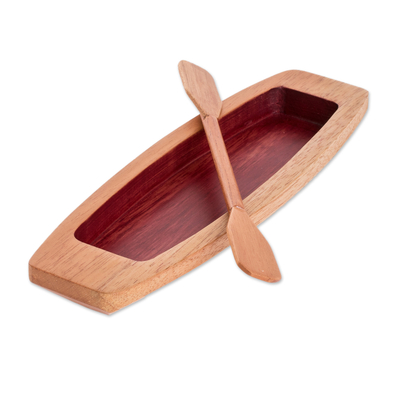 Holz-Catall, „Passionate Journey“ – handgeschnitzter Boots-Catall aus bemaltem rotem Zedernholz