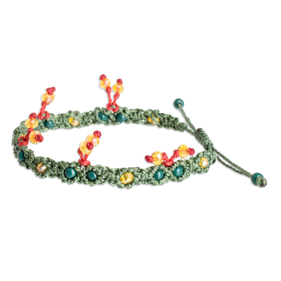 Makramee-Armband mit Kristallperlen - Verstellbares Makramee-Armband mit grünen und roten Kristallperlen
