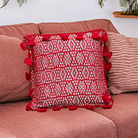Baumwollkissenbezug, „Traditionelle Motive in Rot“ – handgewebter geometrischer Baumwollkissenbezug in Rot und Weiß