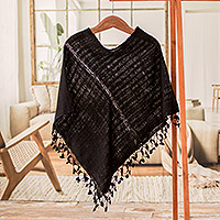 Poncho de algodón, 'Nocturnal Chic' - Poncho de algodón negro tejido a mano con borlas de Guatemala